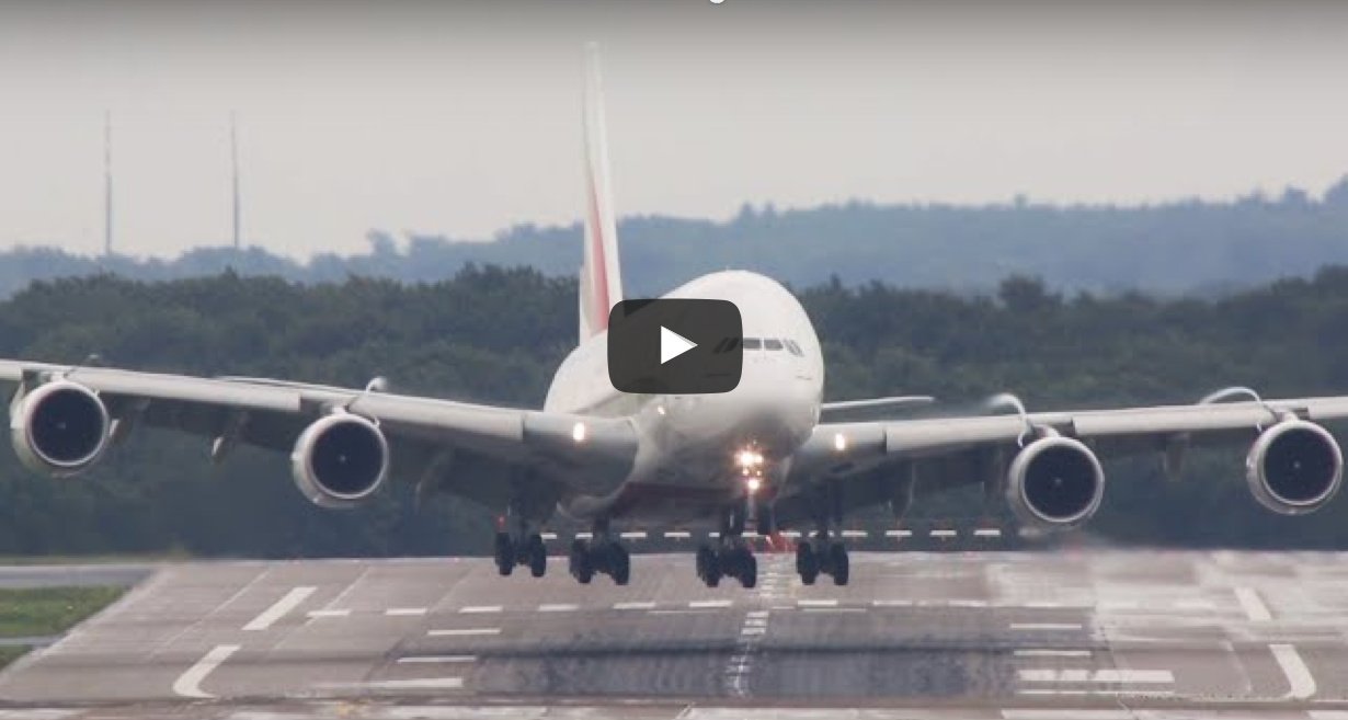 un avión en la pista de aterrizaje