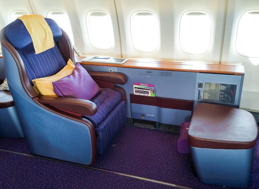 thai-airways-747-400-first-class-seat-2a-ottoman1