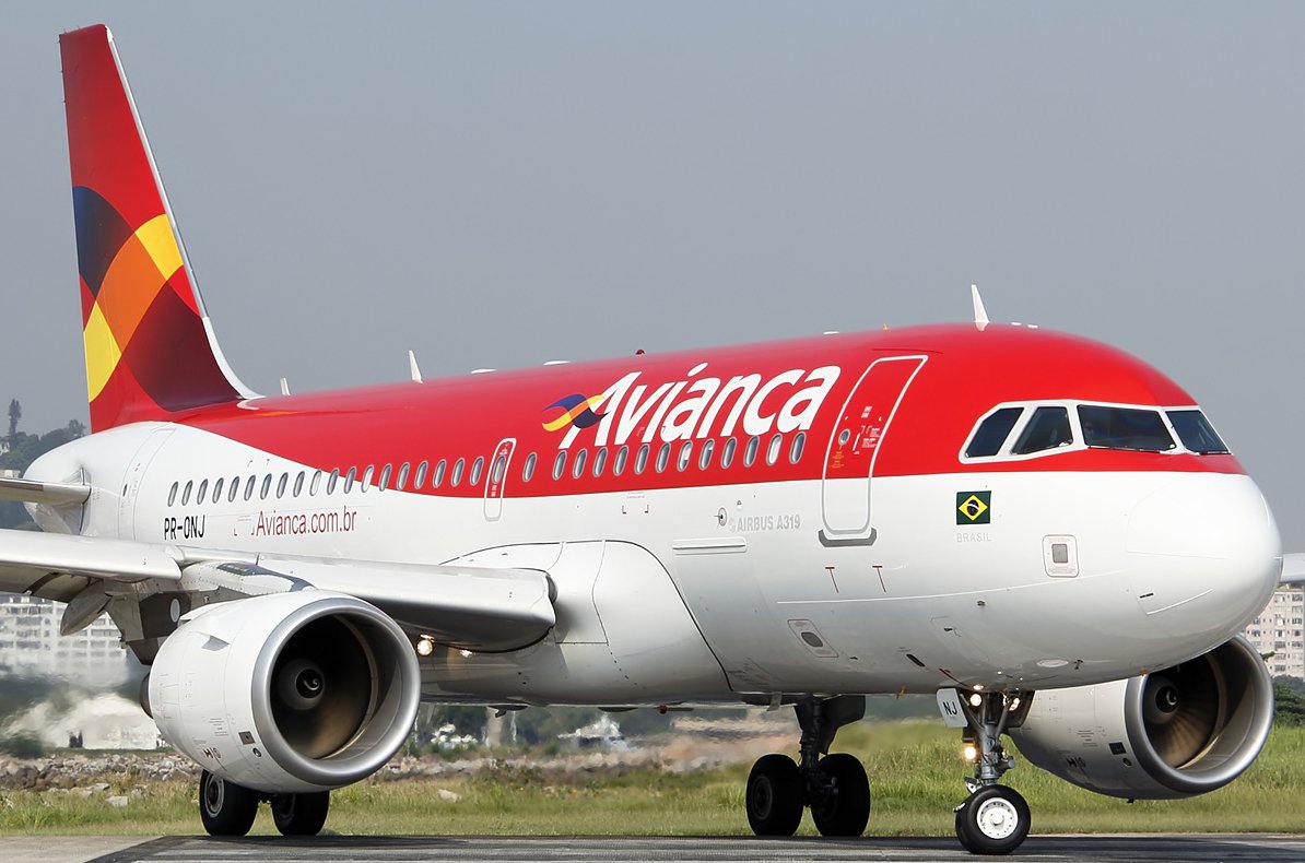 un avión en la pista de aterrizaje