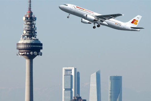 avión volando sobre una ciudad