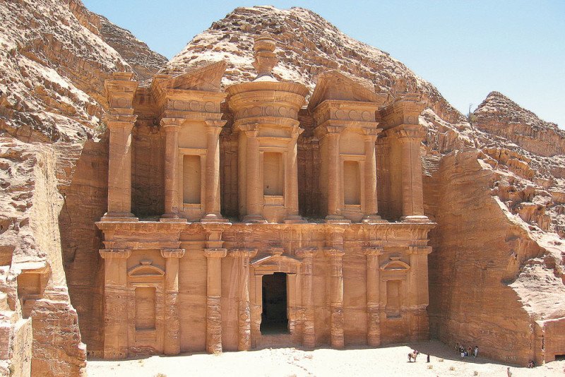 edificio de piedra con Petra de fondo