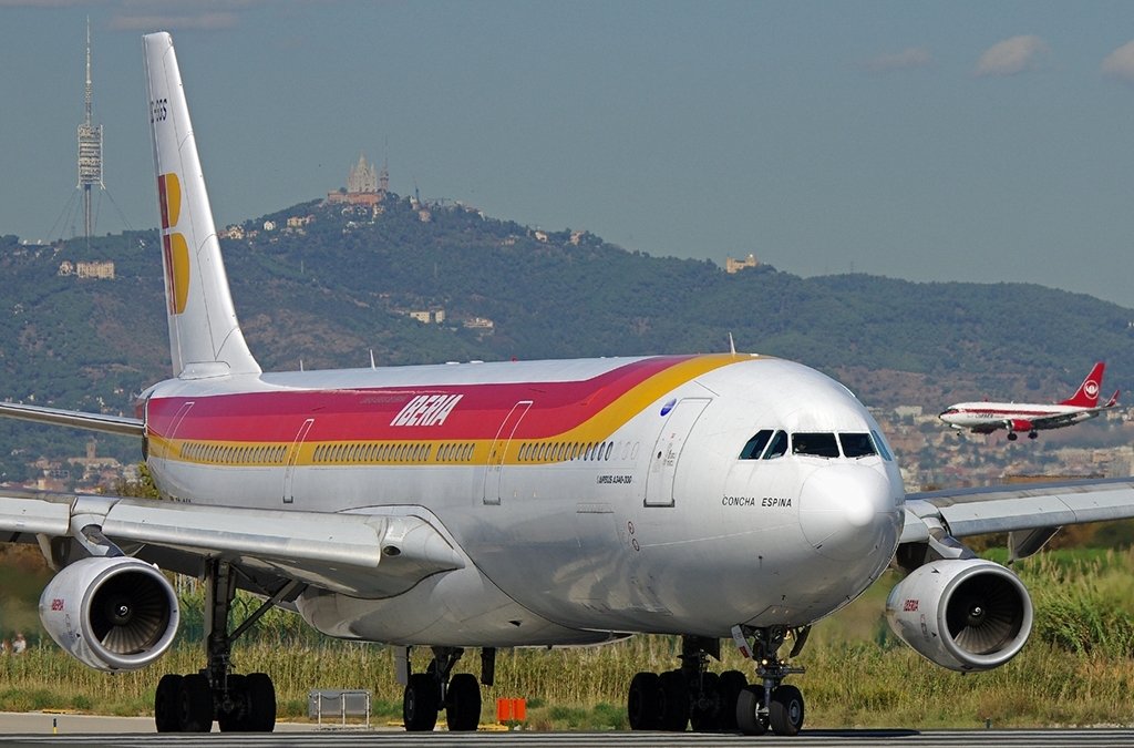 un avión en la pista de aterrizaje