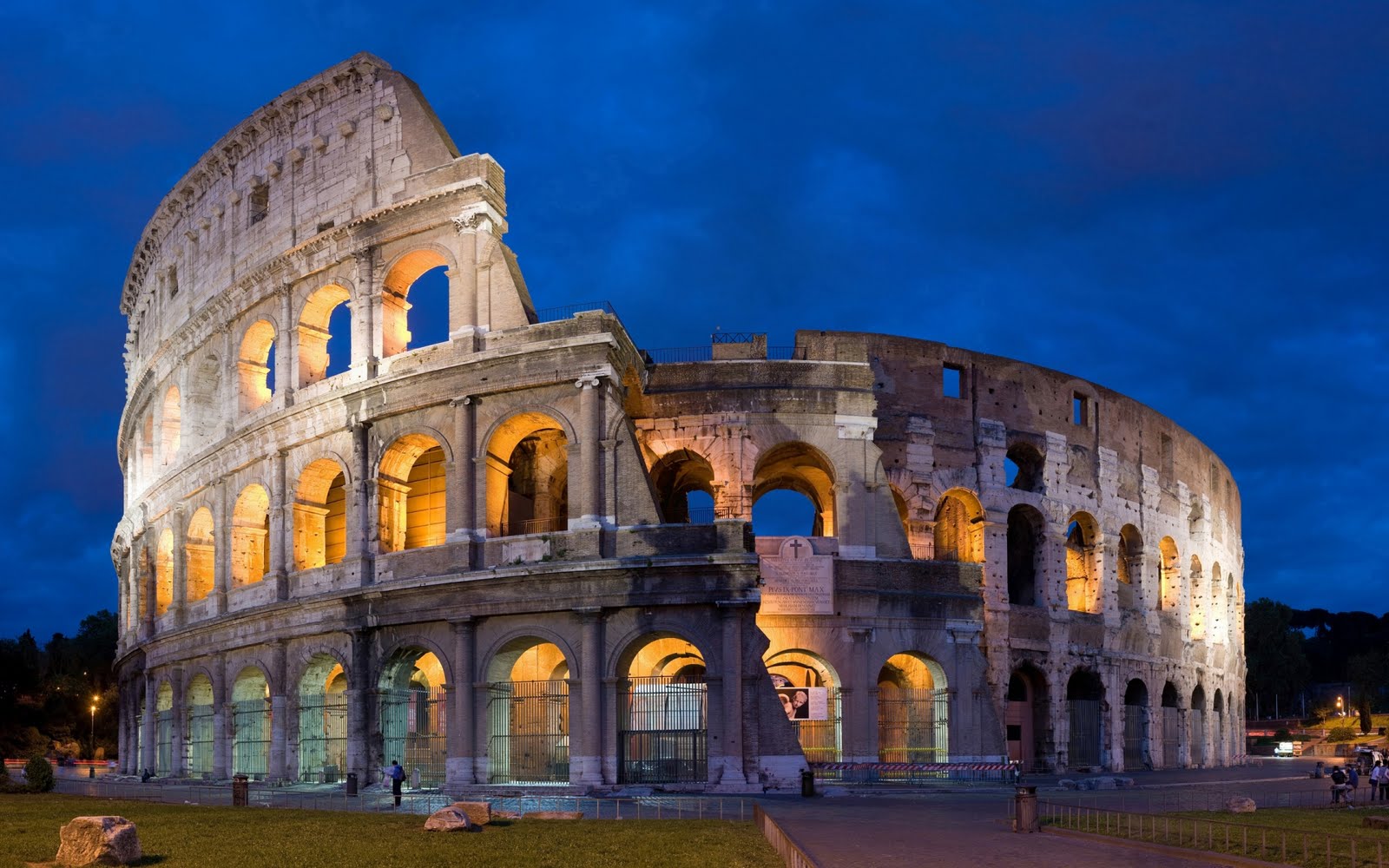 un castillo grande con Coliseo de fondo