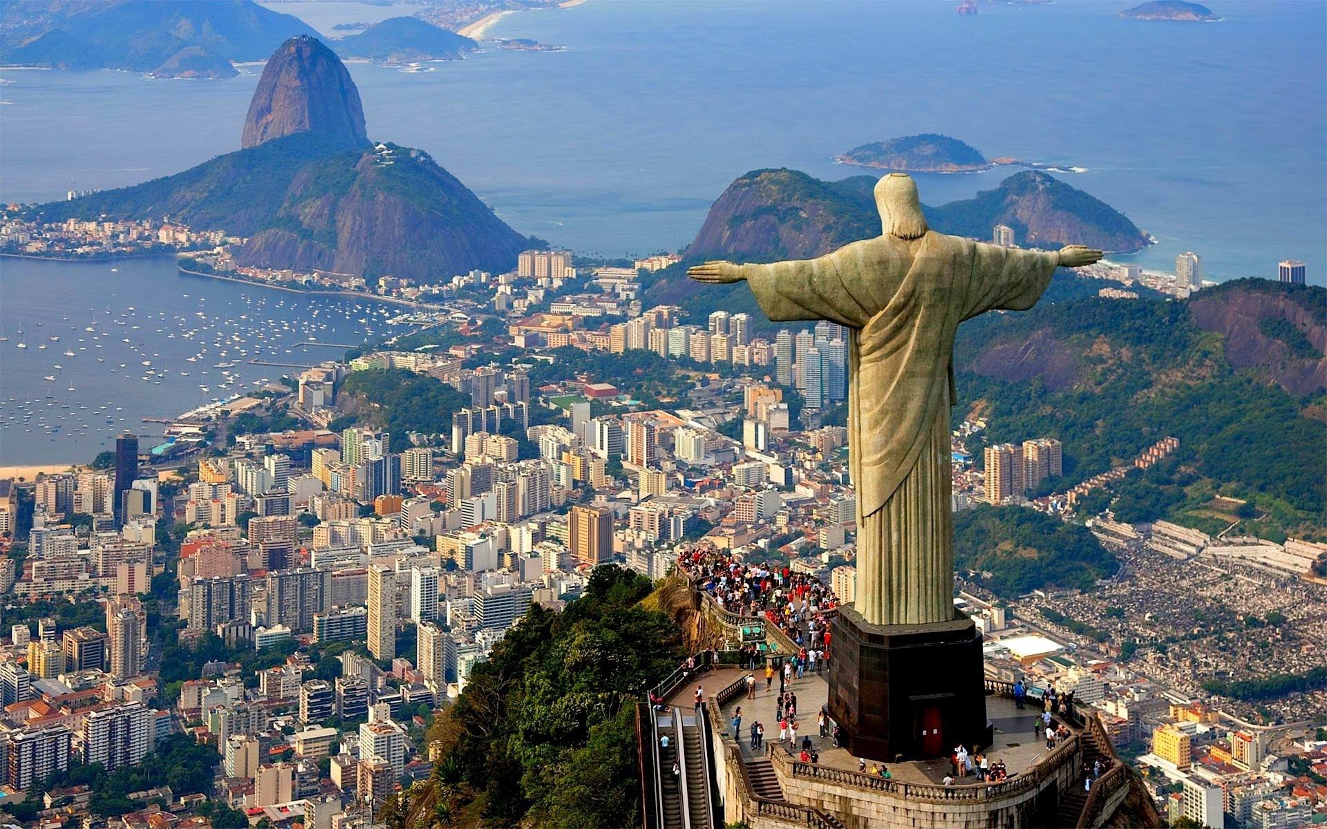 vista de Cristo Redentor desde lo alto de una montaña