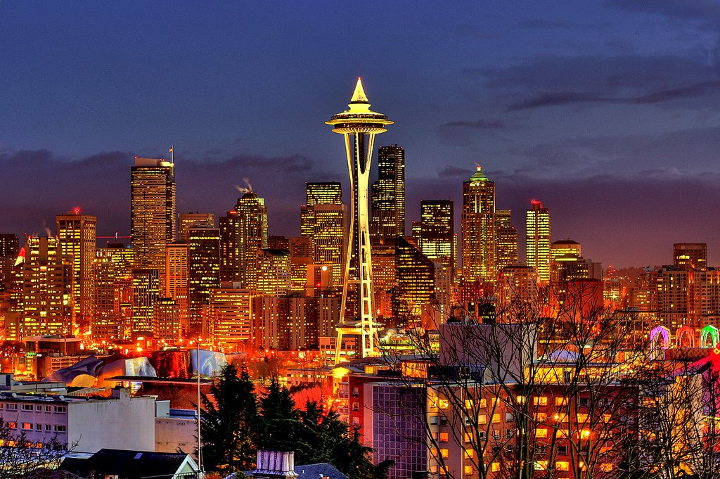 vista de Space Needle con edificios iluminados