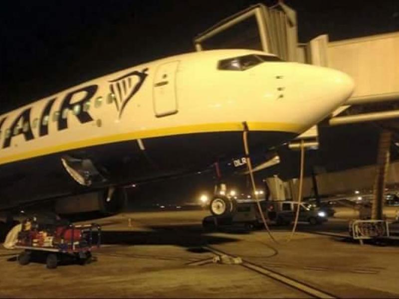Finger destroza puerta de avión de Ryanair en el Prat