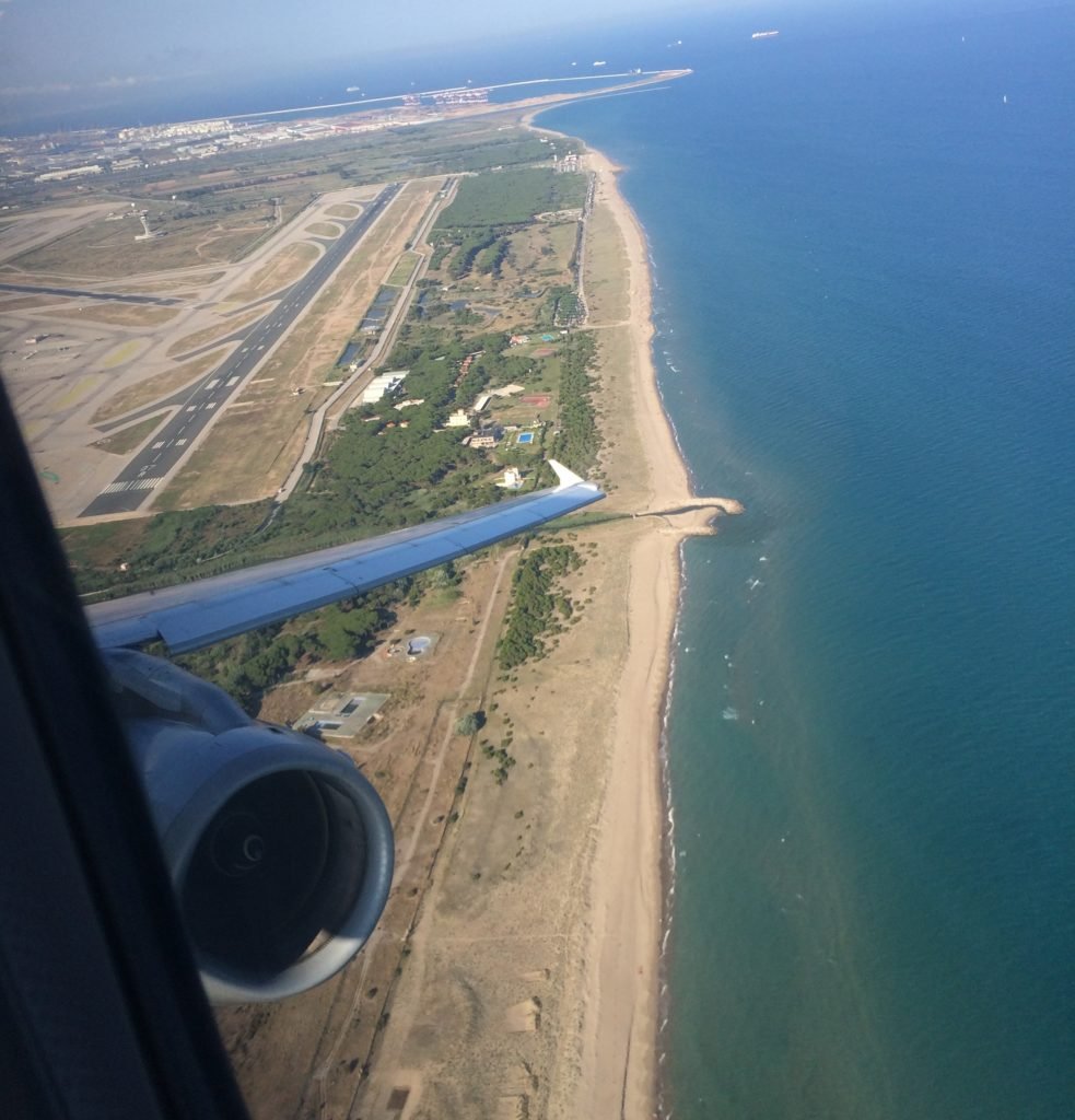 vista desde la ventana de un avión en tierra