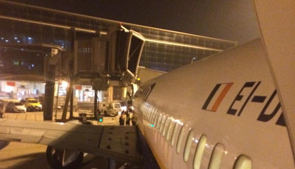 Finger destroza puerta de avión de Ryanair en el Prat