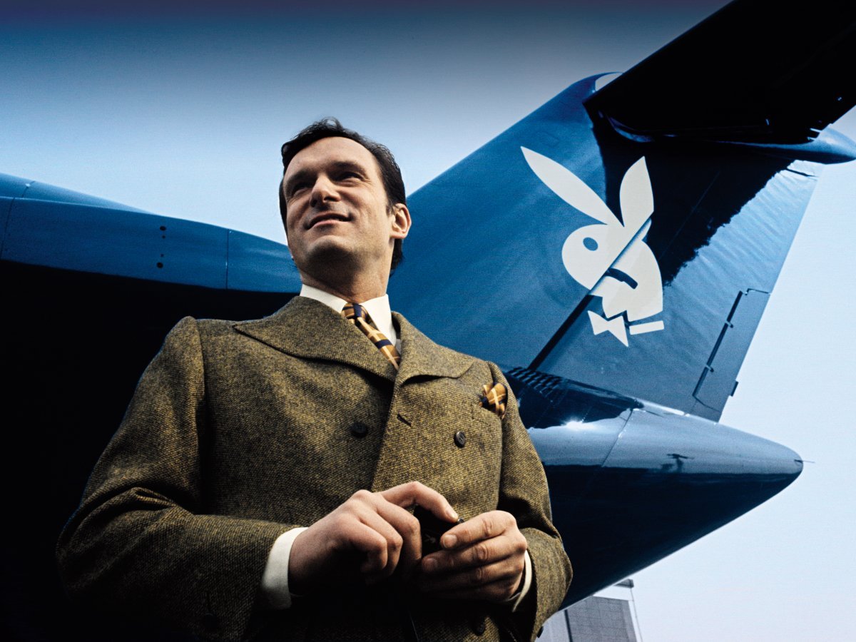 un hombre en frente de un avión