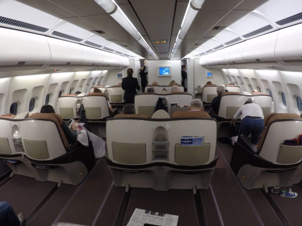 un grupo de personas en el interior de un avión