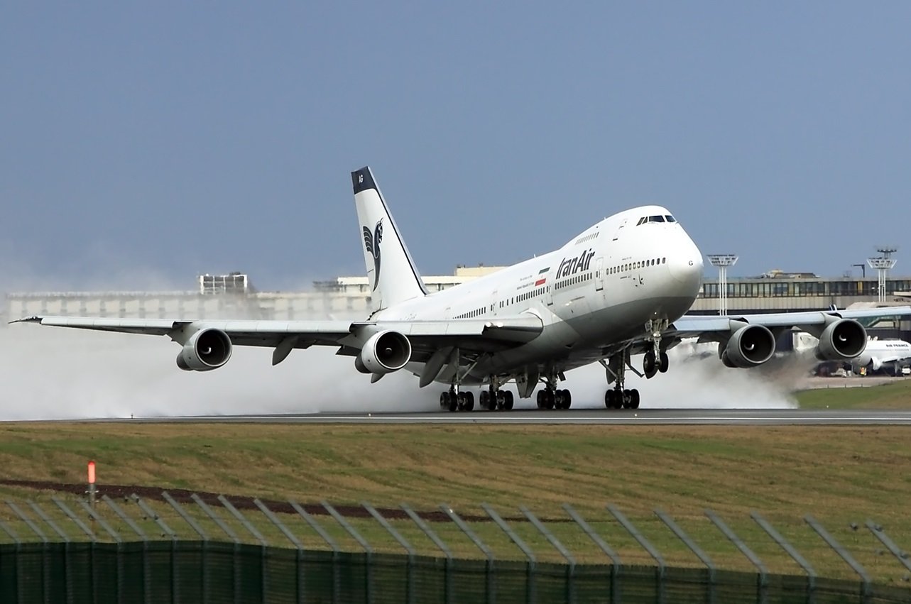 un avión en la pista de aterrizaje