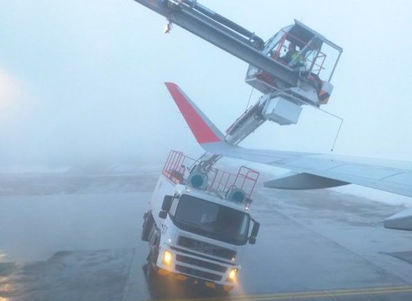 avión parado en la orilla del mar