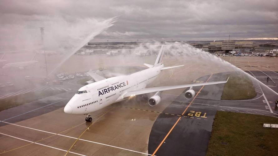 Despedida con cañones de agua al último Jumbo de Air France en MEX