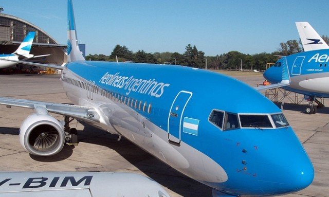 avión estacionado en una pista de aeropuerto