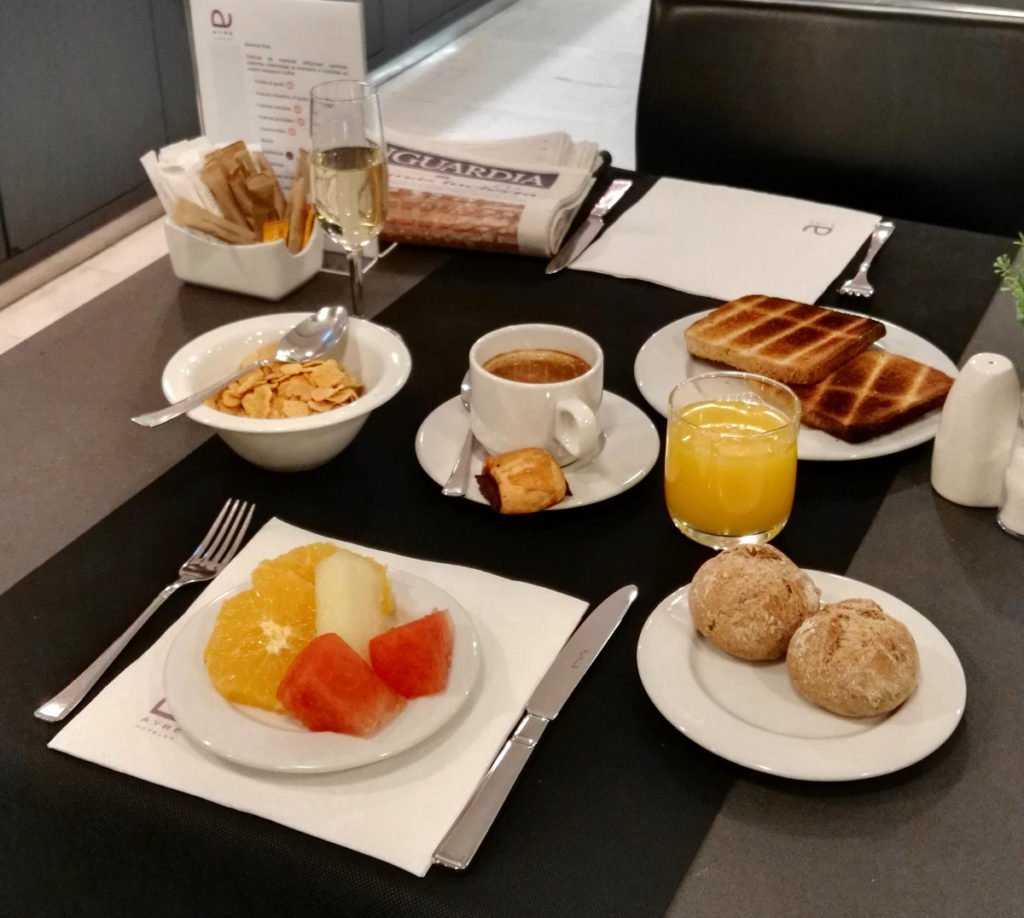 Desayuno completo, Hotel Ayre Caspe