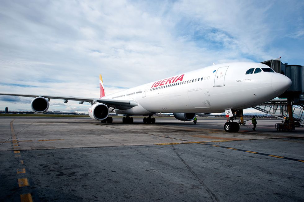 un avión estacionado en una pista de aeropuerto