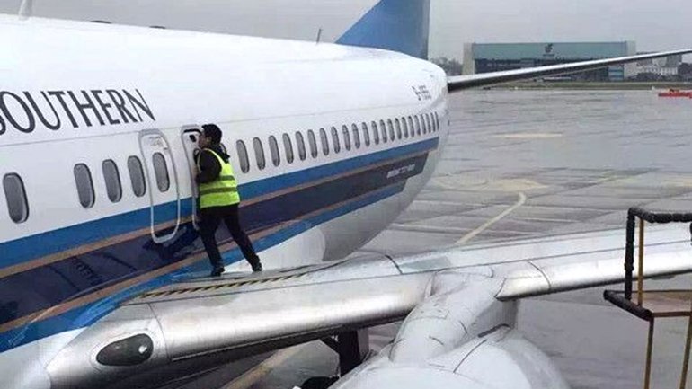 avión estacionado en una pista de aeropuerto