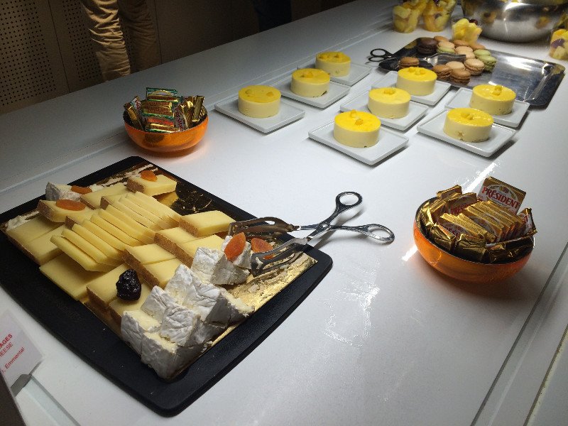 Air France Lounge París CDG, selección de quesos y dulces