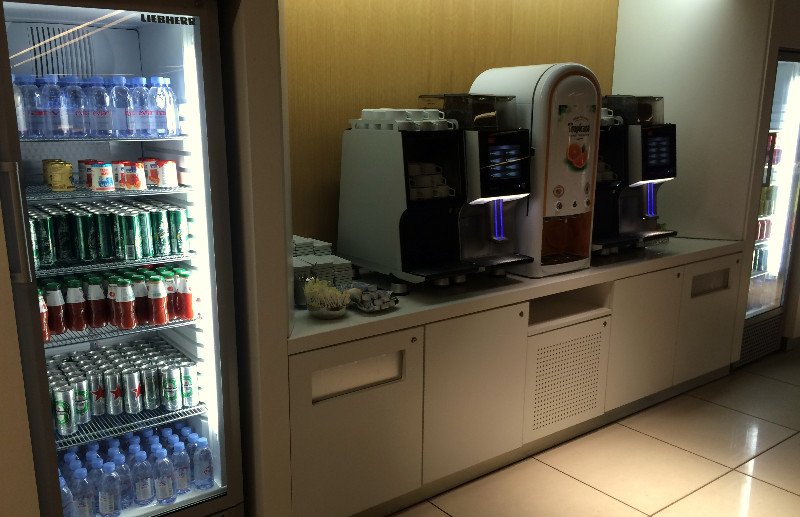 Area de bebidas y máquina de café