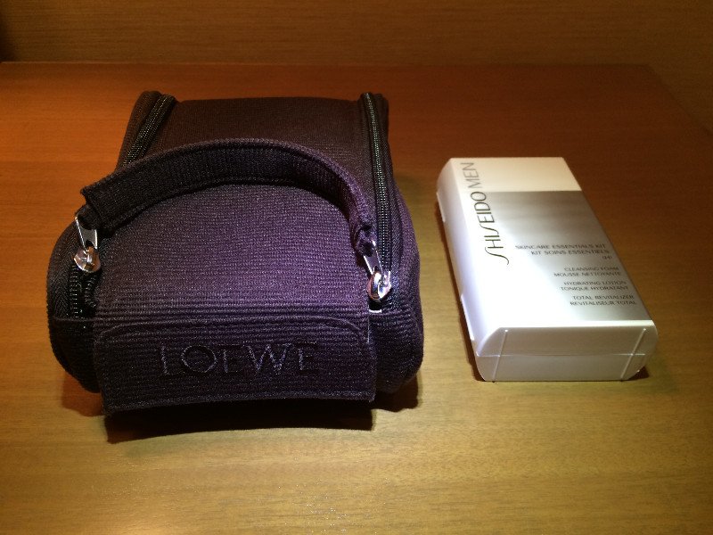 Japan Airlines, Amenity kit de Loewe y productos de Shiseido