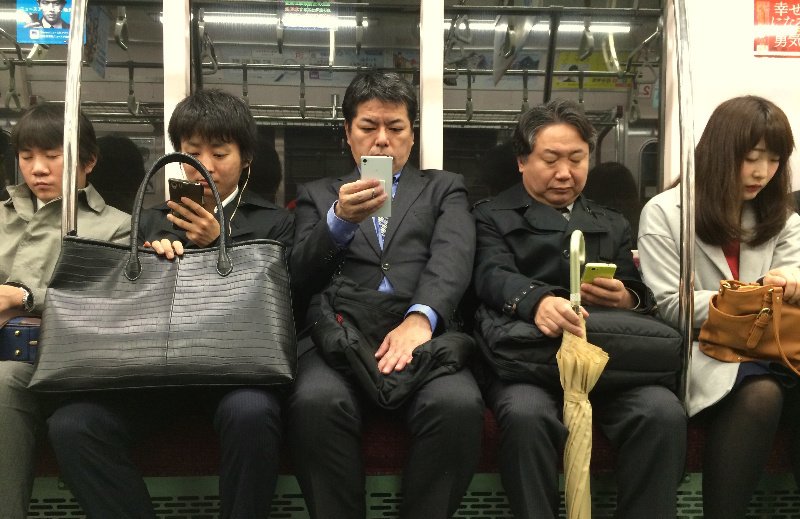 un grupo de personas sentadas frente a una mesa con un traje de color negro