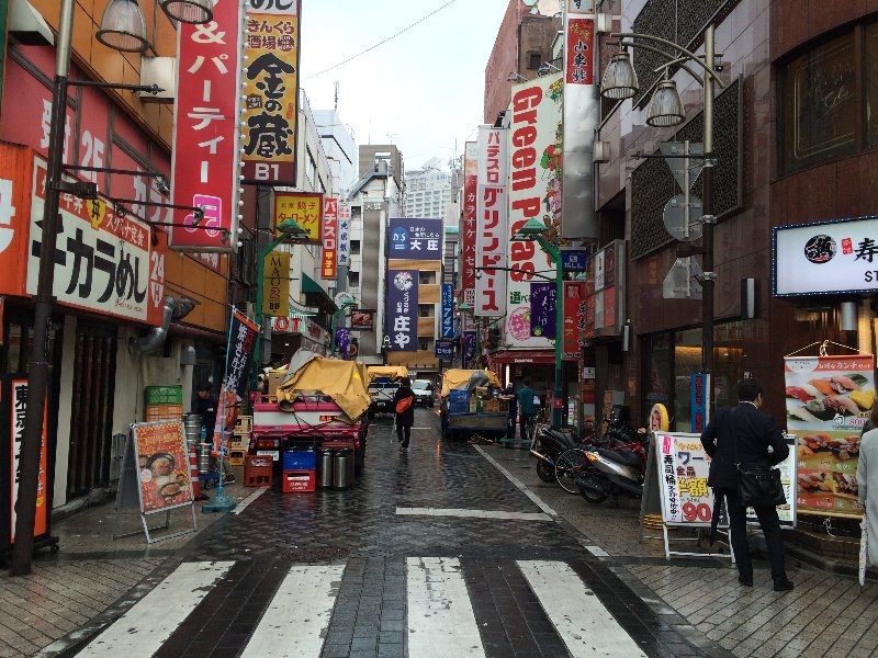 Un callejón típico de Ikebukuro