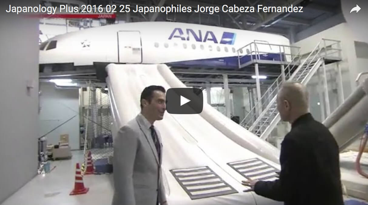 hombre parado junto a un avión