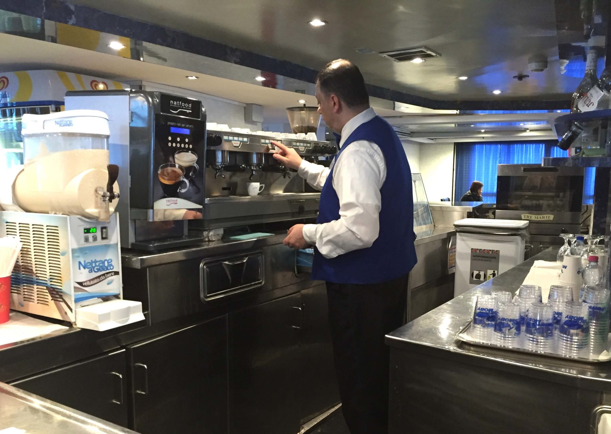 Barista napolitano, ferry Moby Lines