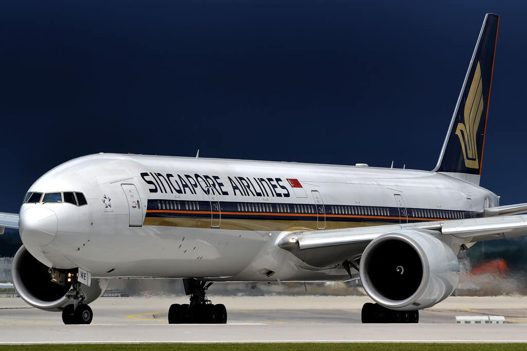 un avión en la pista de aterrizaje