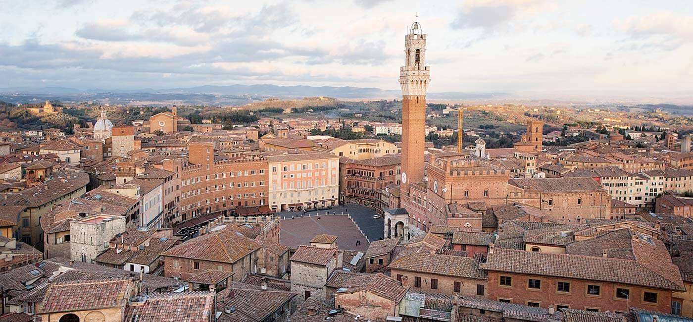 Vista de Piazza del Campo en el centro histórico de Siena