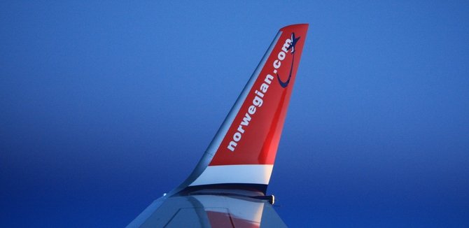 un avión azul con letras blancas