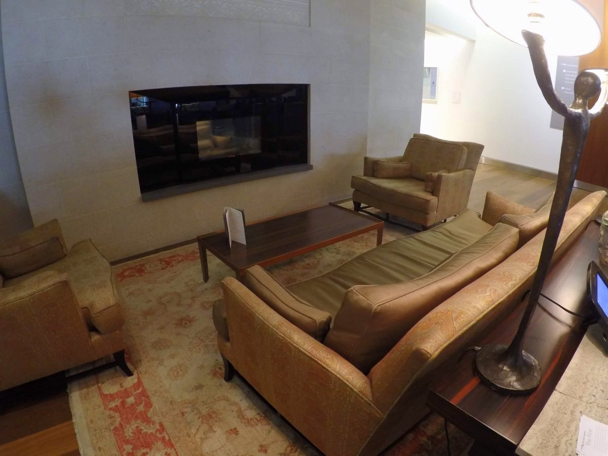 Area de sofás con chimenea, Concorde Room