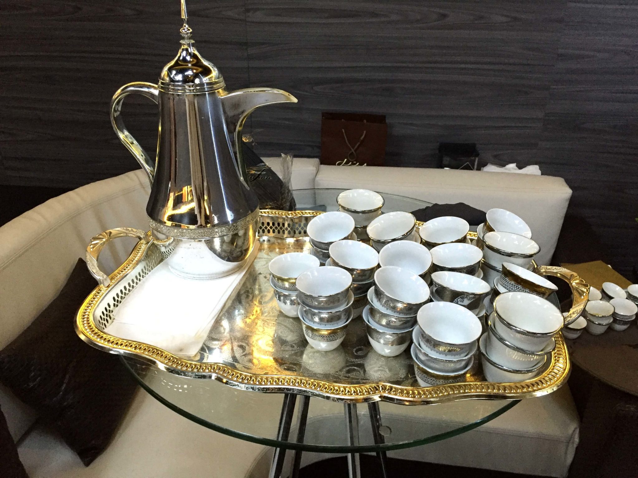Café árabe en el salón vip del Burj Khalifa