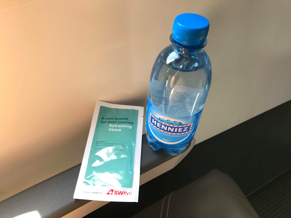 Agua mineral y toalla refrescante Swiss business class