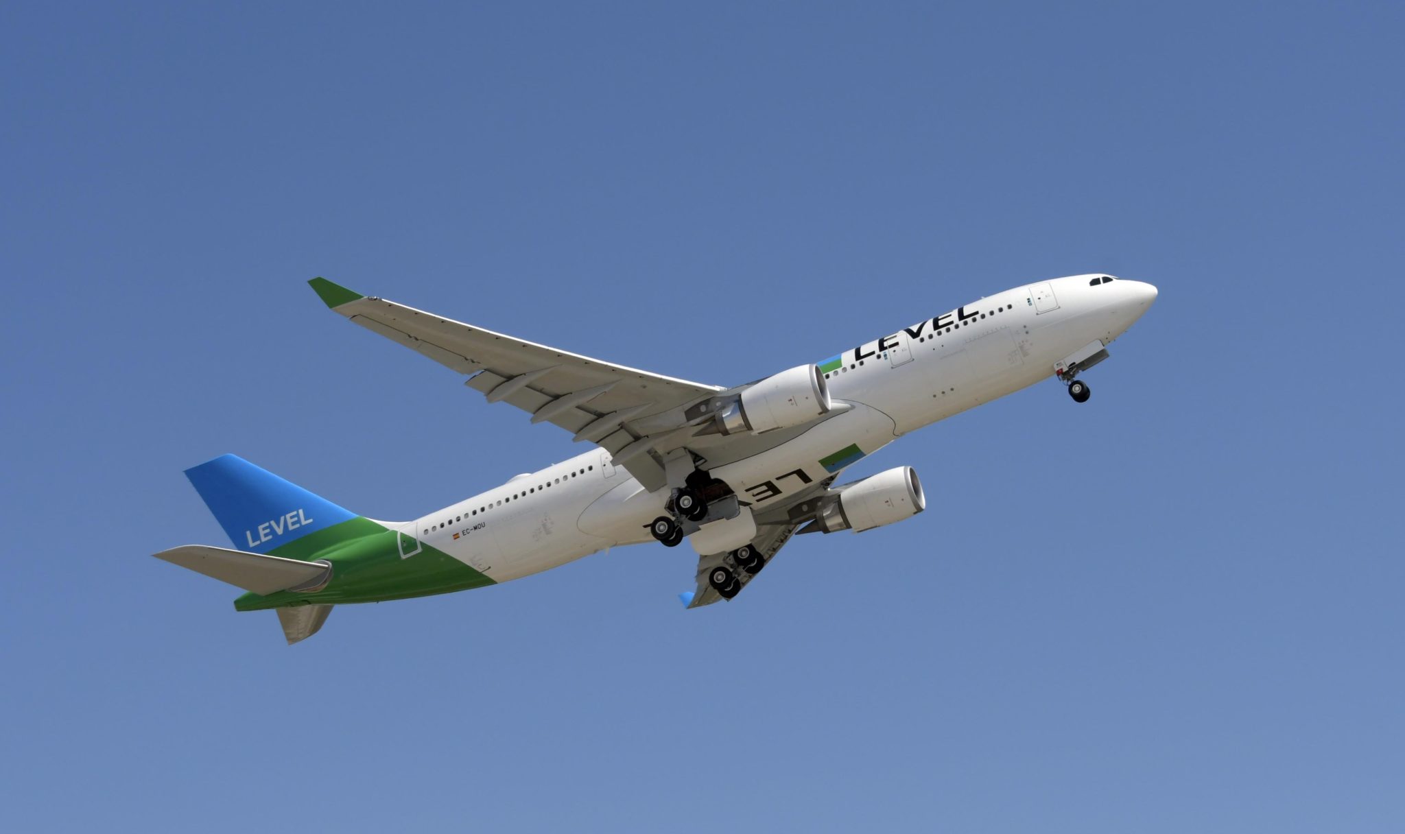 avión comercial volando en el cielo