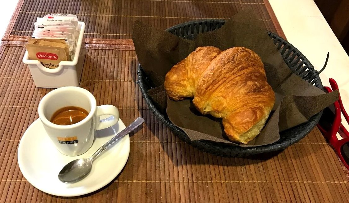 Mi desayuno clásico en italia. Caffè e cornetto.