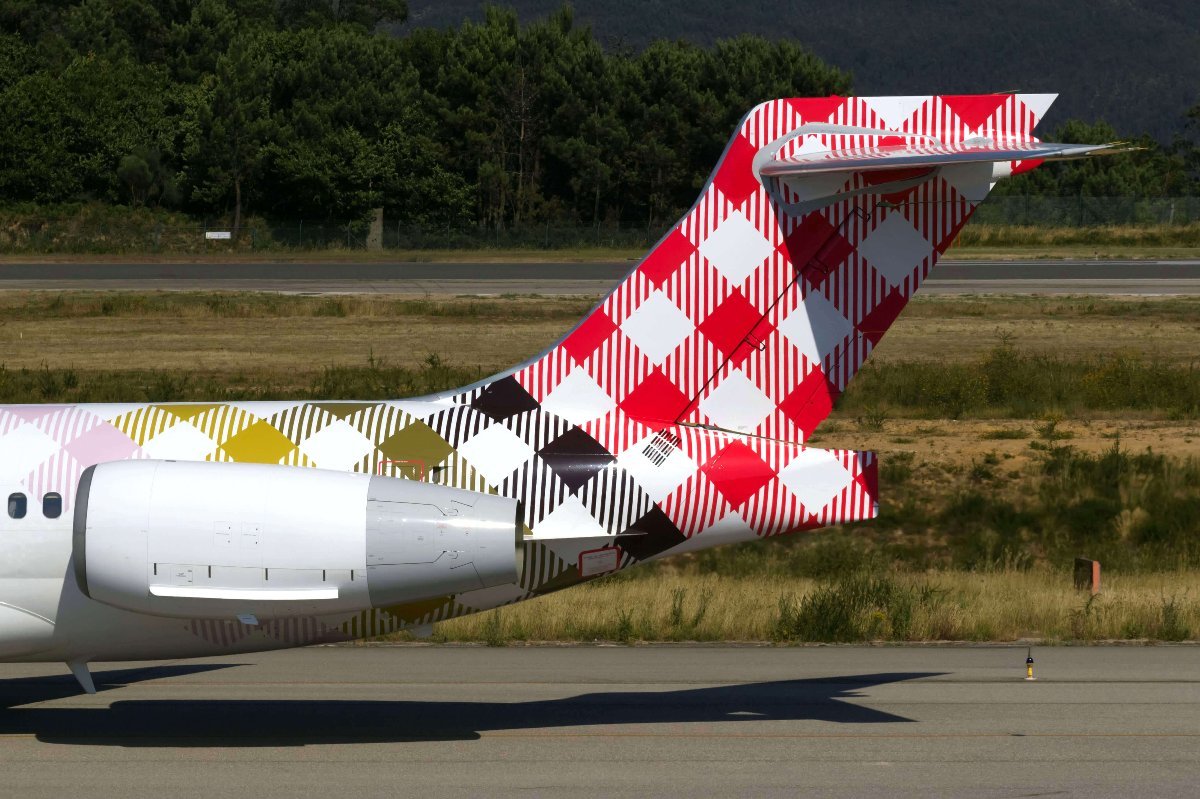 un avión en una pista