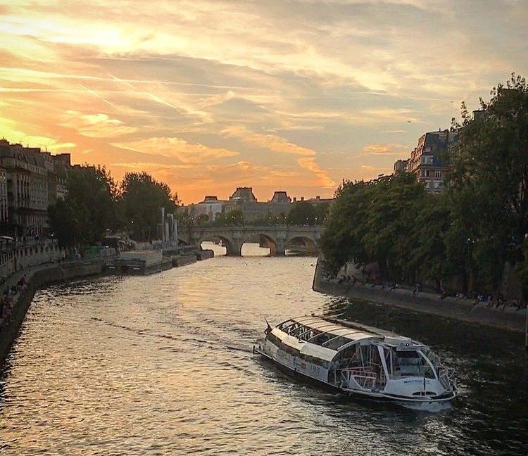 Atardecer sobre el río Sena, París.