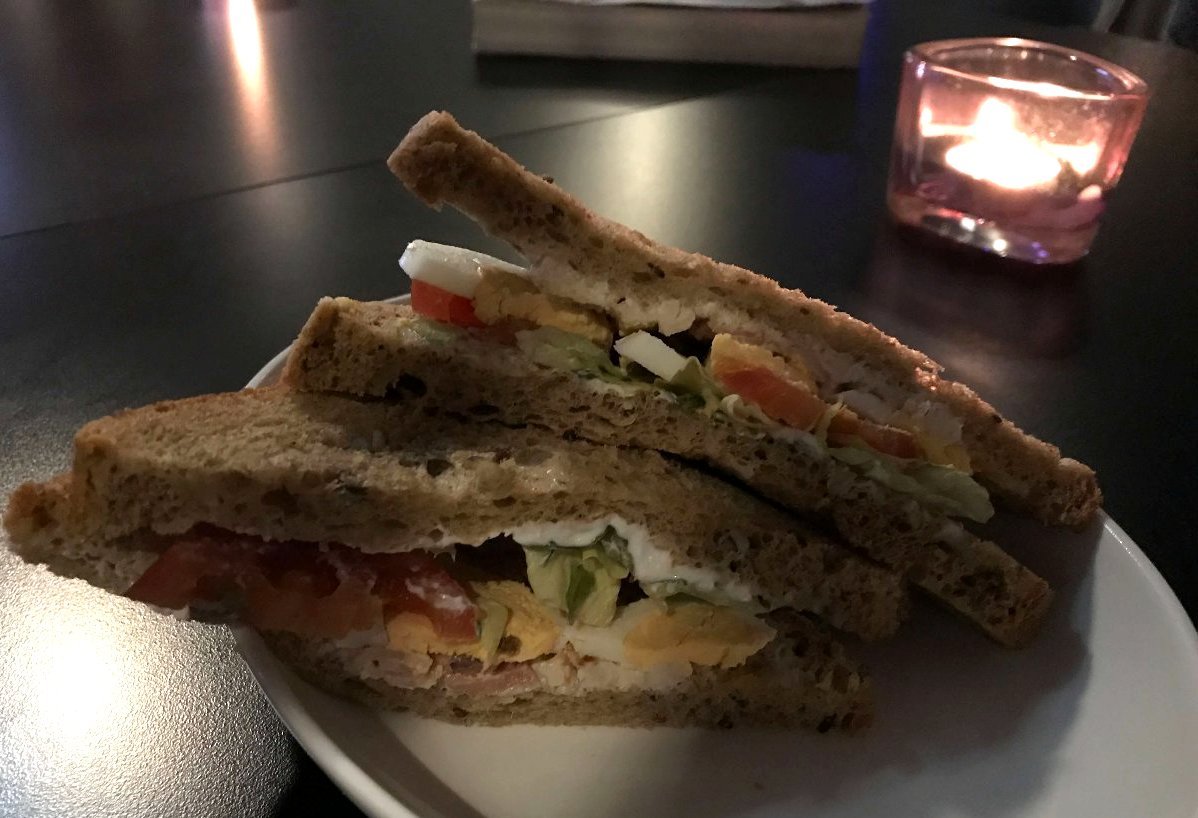 un plato con un sándwich partido a la mitad