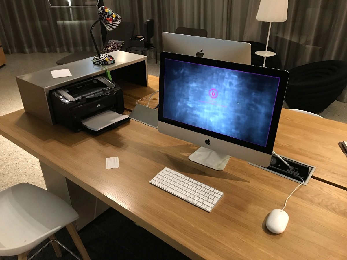 un escritorio con una computadora en una mesa