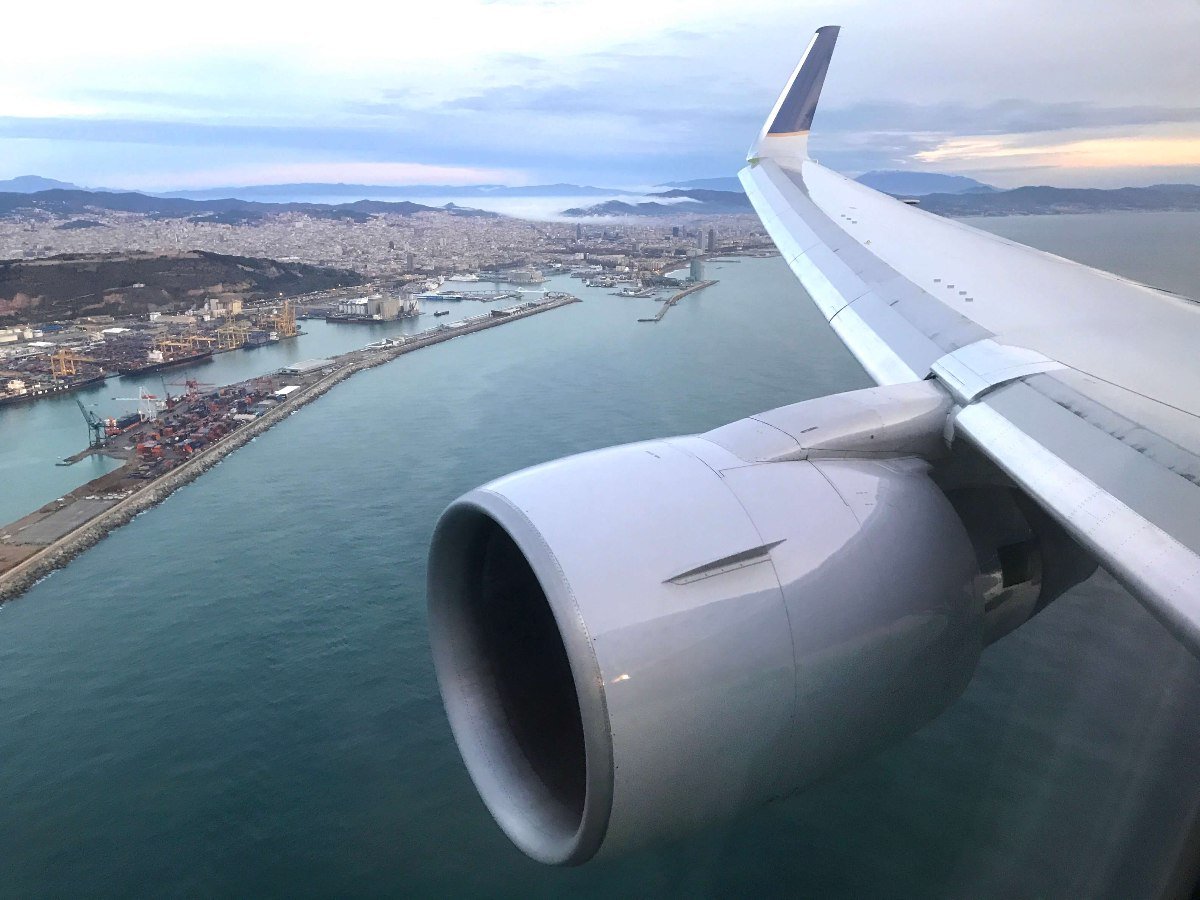 vista de un avión en el agua