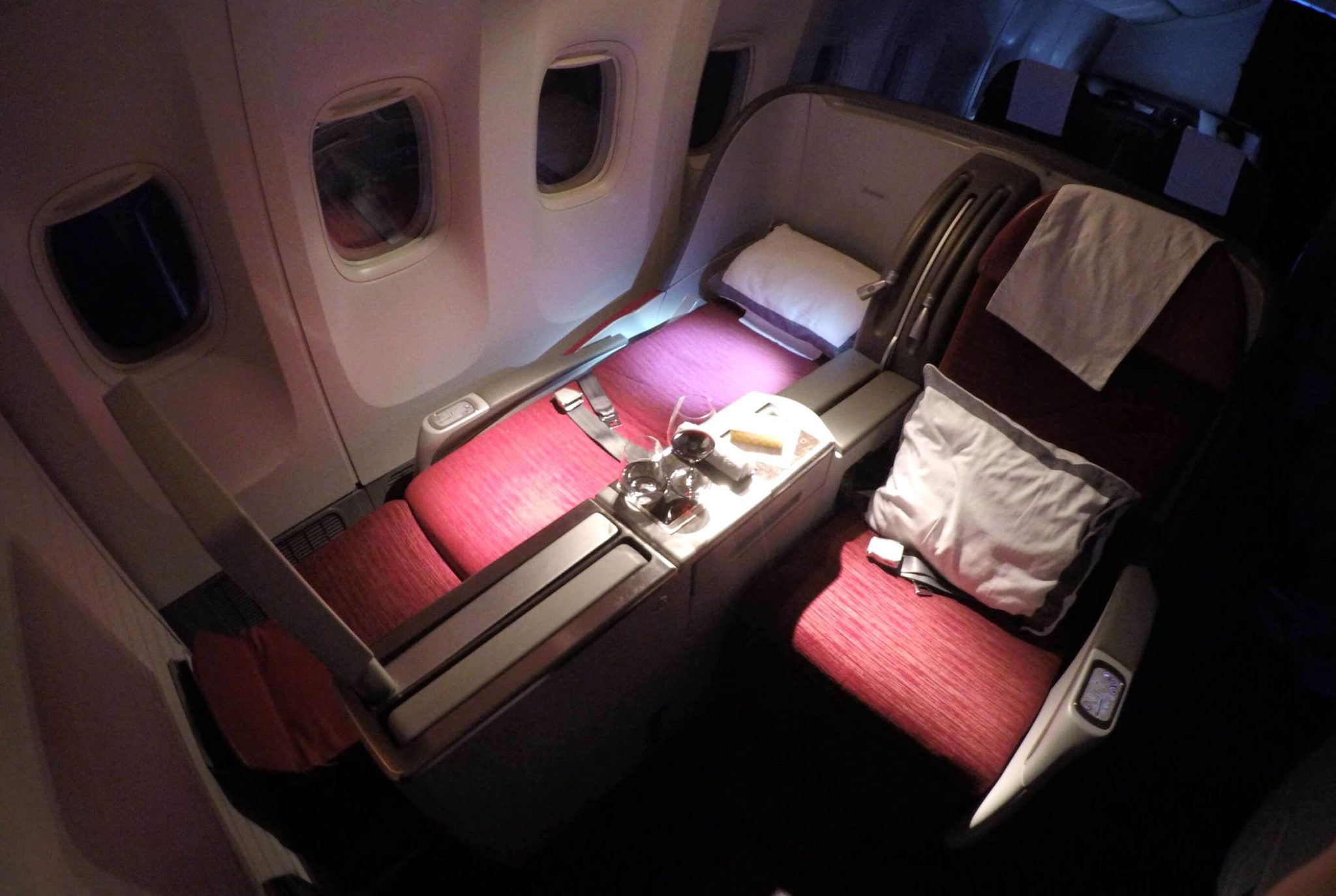 Asiento en modo cama, business class de Qatar B777