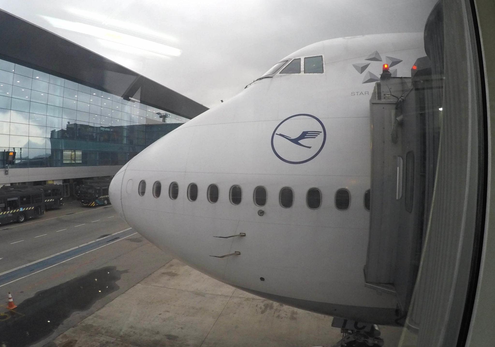 un avión estacionado en una puerta de vidrio