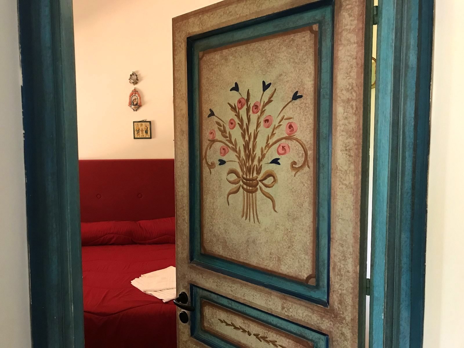 una pintura de una puerta