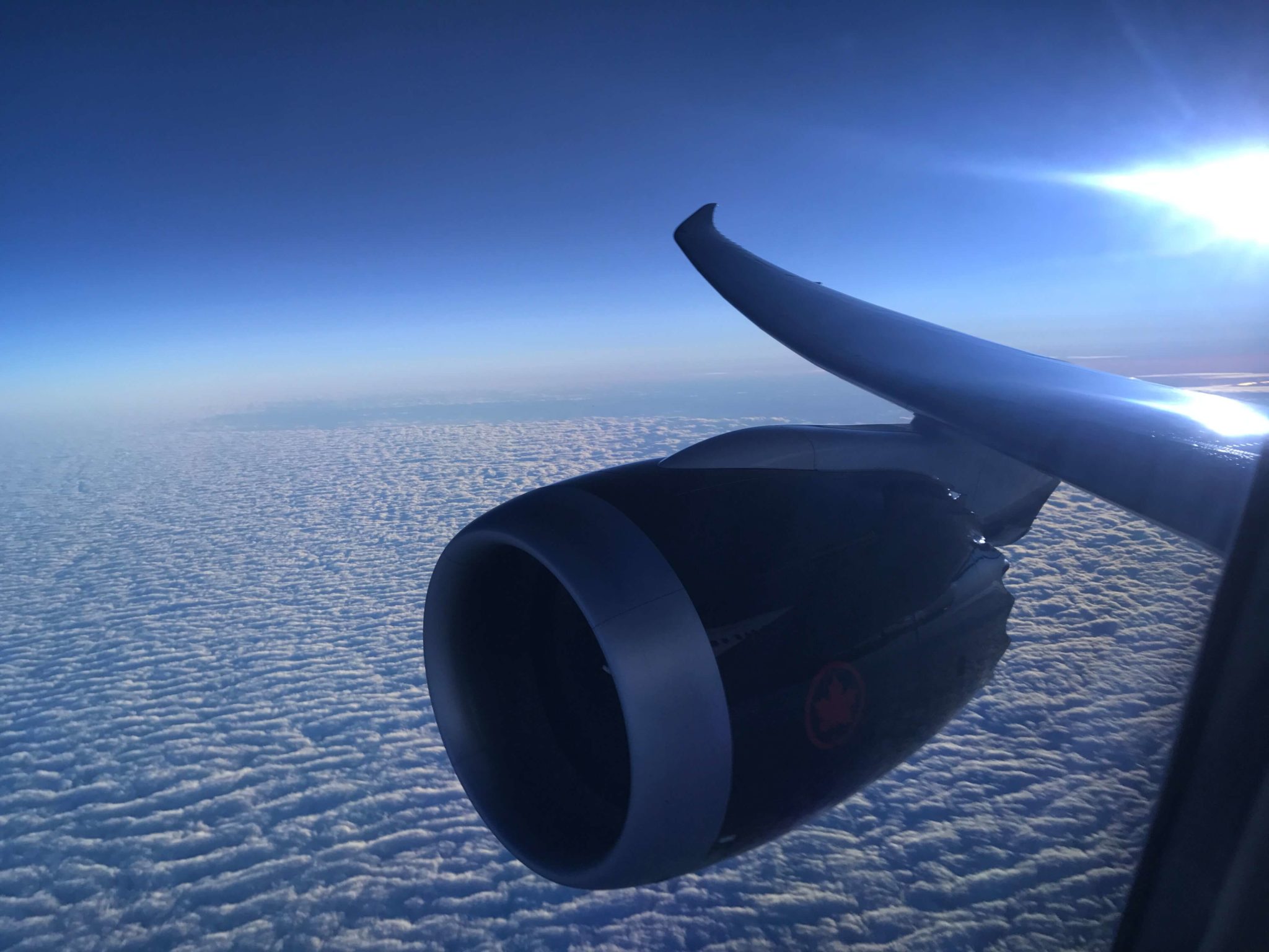vista desde el interior de un avión en el cielo