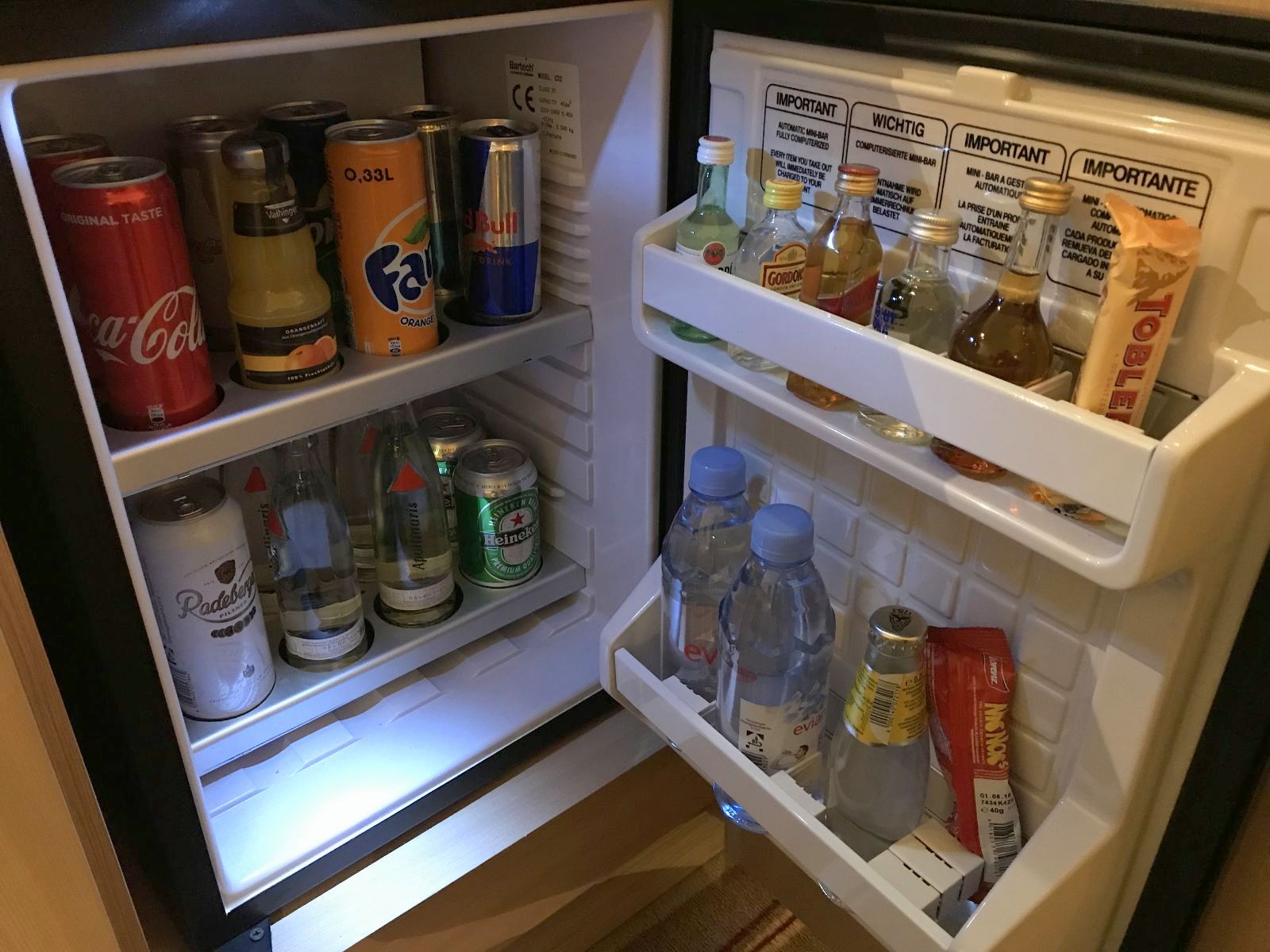 un refrigerador con botellas