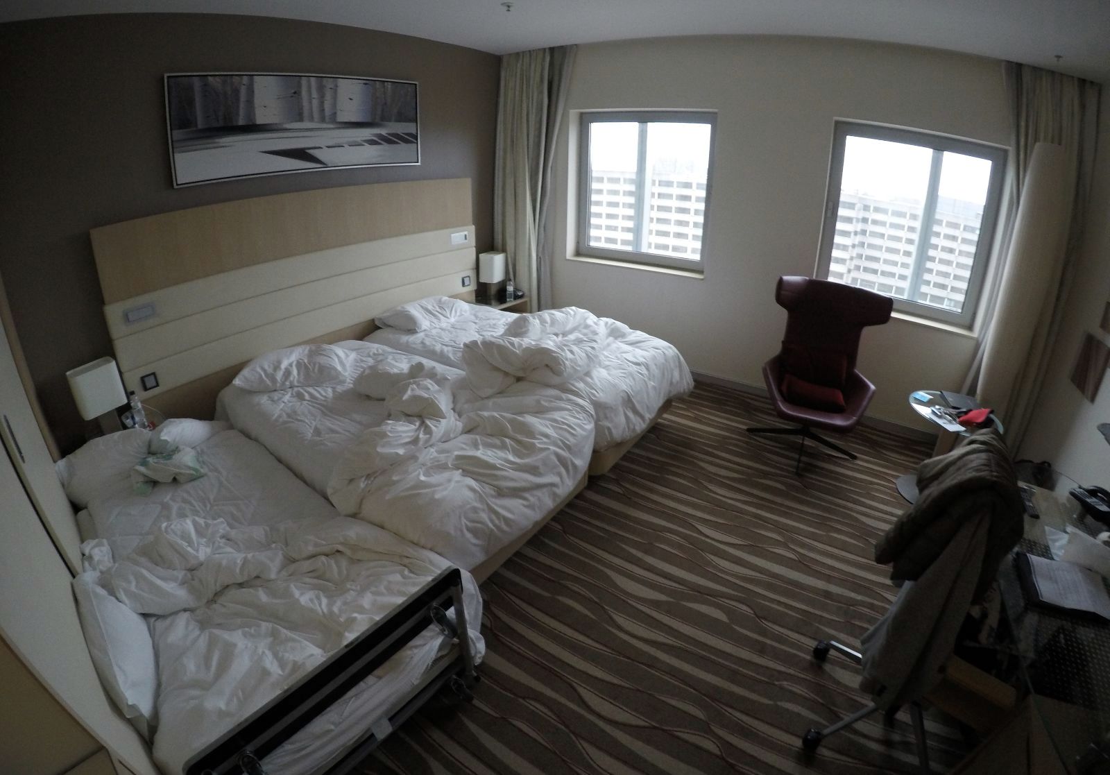 una cama en una habitación