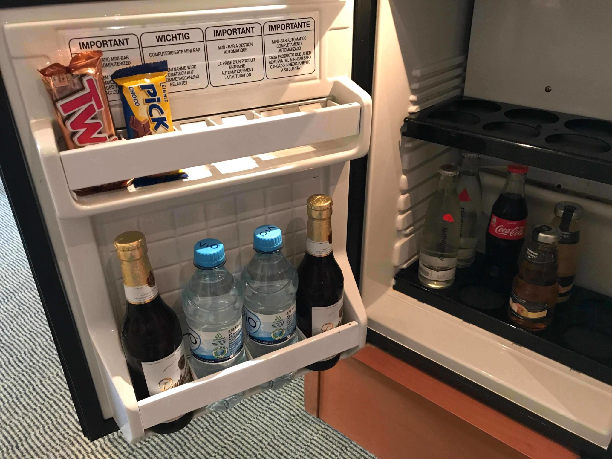 un refrigerador con botellas