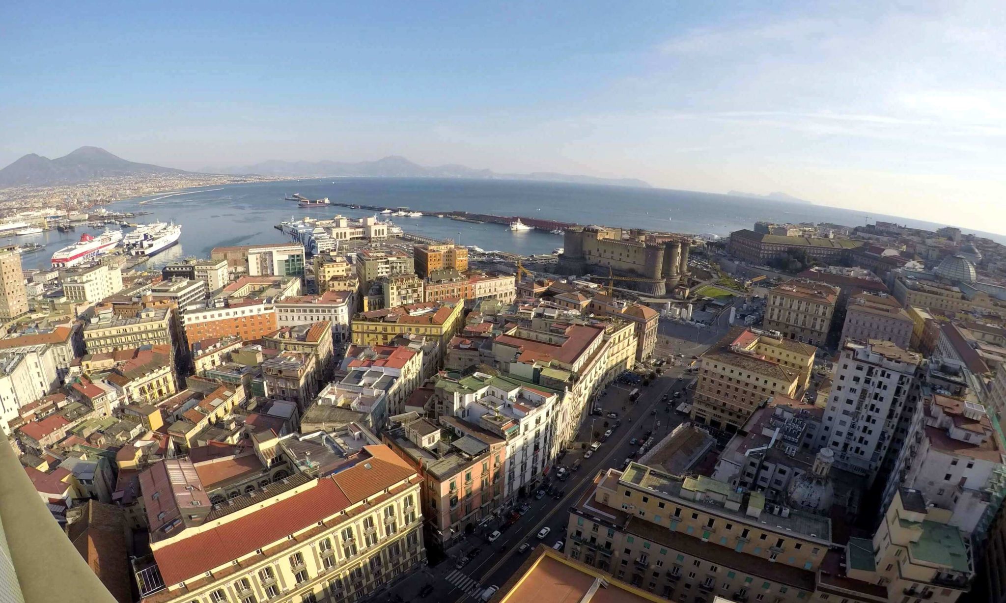 Vista Castel Nuovo y puerto de Napoli