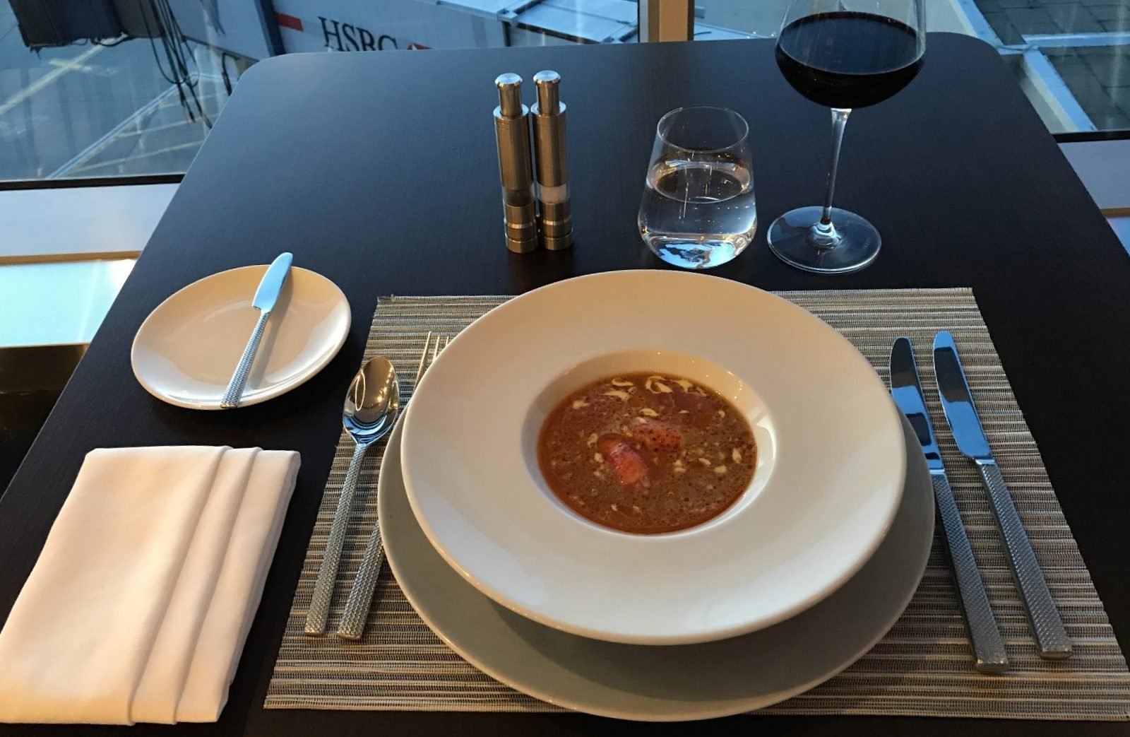 un plato con sopa en una mesa